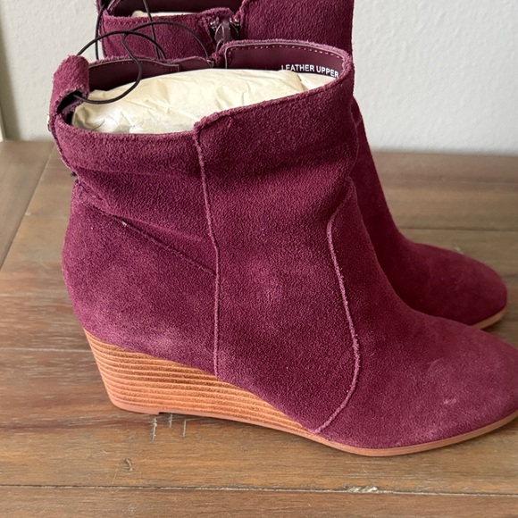Violet & Red Shoes - Elegant Burgundy Suede Wedge Ankle Boots 8 NWOT